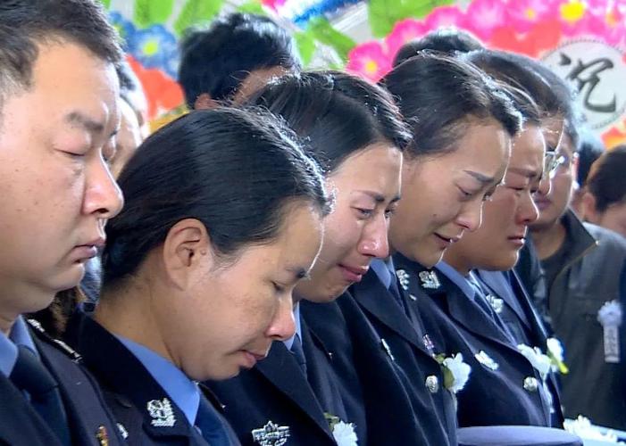 2025新澳门天天开好彩大乐透开奖号码和35岁民警因公牺牲与35岁民警因公牺牲 送别现场妻子震撼举动令人心 如刀割